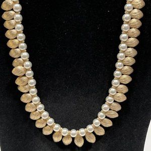 Vintage faux pearl gold leaf design choker necklace Unsigned maker